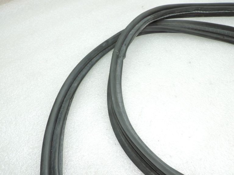 Oriģināls Toyota Yaris P13 aizmugurējo durvju blīvētājs 678810D070 67881-0D070