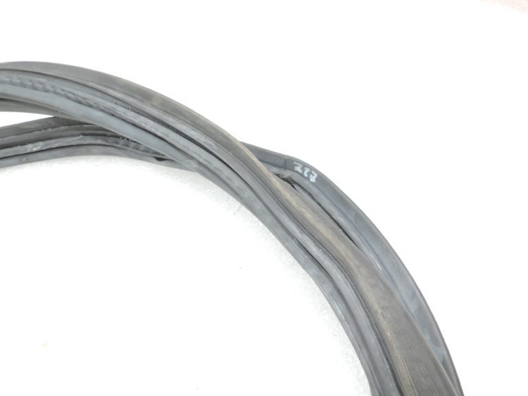 Oriģināls Toyota Yaris P13 aizmugurējo durvju blīvētājs 678810D070 67881-0D070