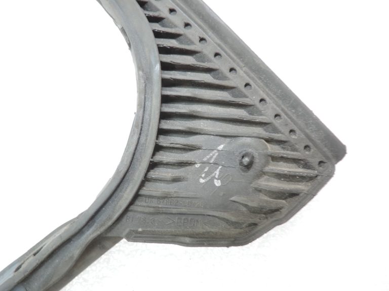 Oriģināls Toyota Yaris P13 durvju blīvējums priekšējais kreisais 678620D120 678620D121