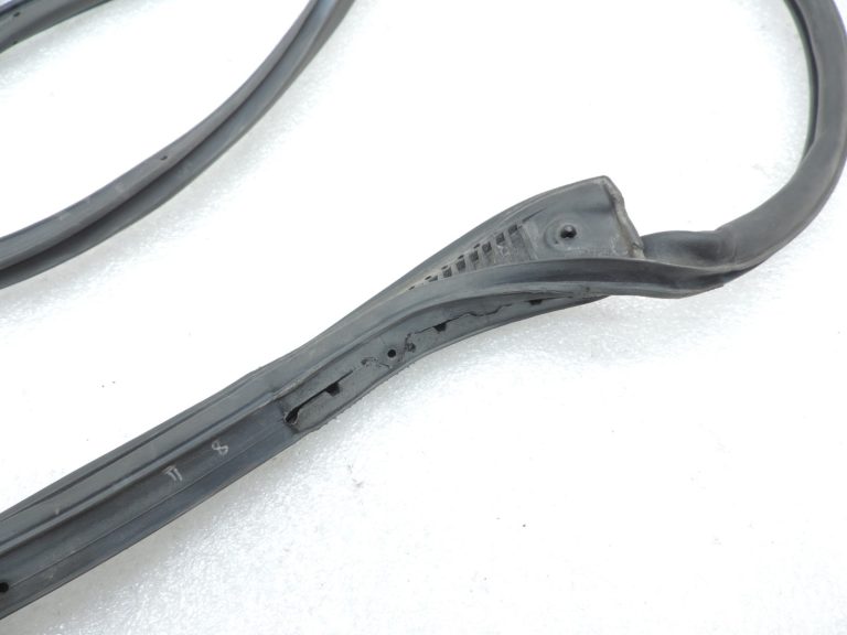 Oriģināls Toyota Yaris P13 aizmugurējo kreiso durvju blīvējums 678720D090 678720D091