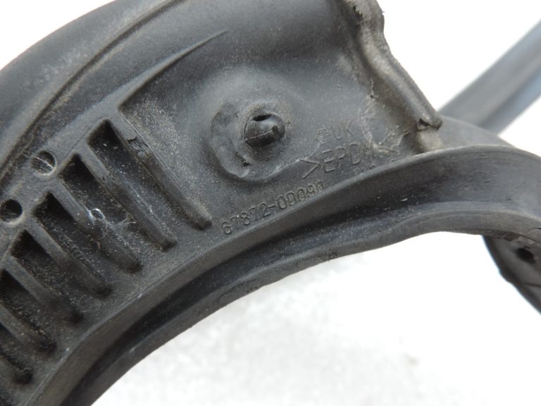Oriģināls Toyota Yaris P13 aizmugurējo kreiso durvju blīvējums 678720D090 678720D091