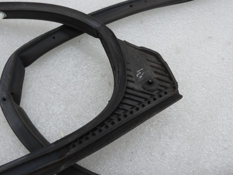 Oriģināls Toyota Yaris P13 aizmugurējo kreiso durvju blīvējums 678720D090 678720D091