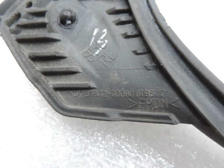 Oriģināls Toyota Yaris P13 aizmugurējo kreiso durvju blīvējums 678720D090 678720D091