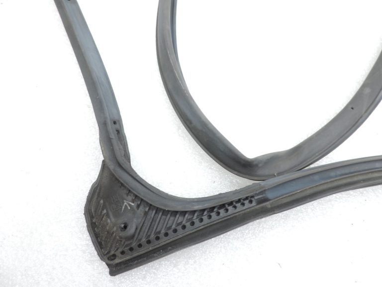 Oriģināls Toyota Yaris P13 aizmugurējo durvju blīvējums 678710D090 678710D091
