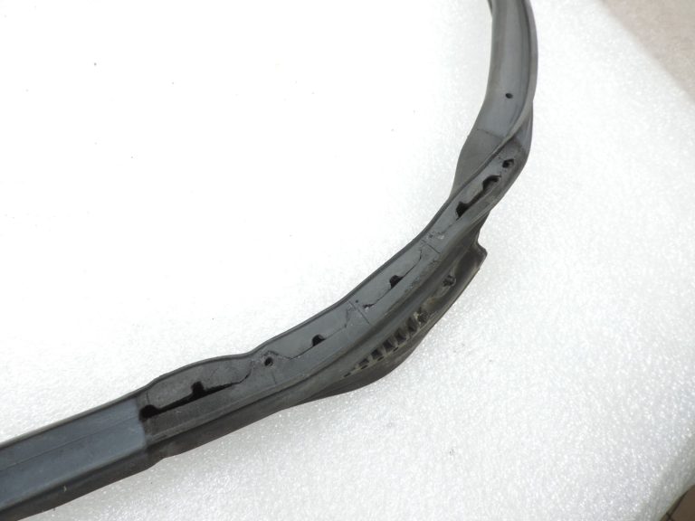 Oriģināls Toyota Yaris P13 aizmugurējo durvju blīvējums 678710D090 678710D091