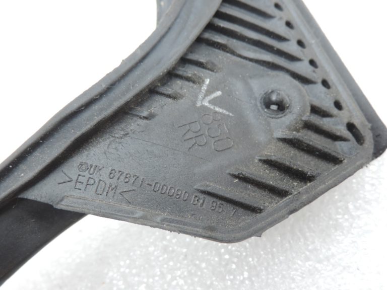 Oriģināls Toyota Yaris P13 aizmugurējo durvju blīvējums 678710D090 678710D091