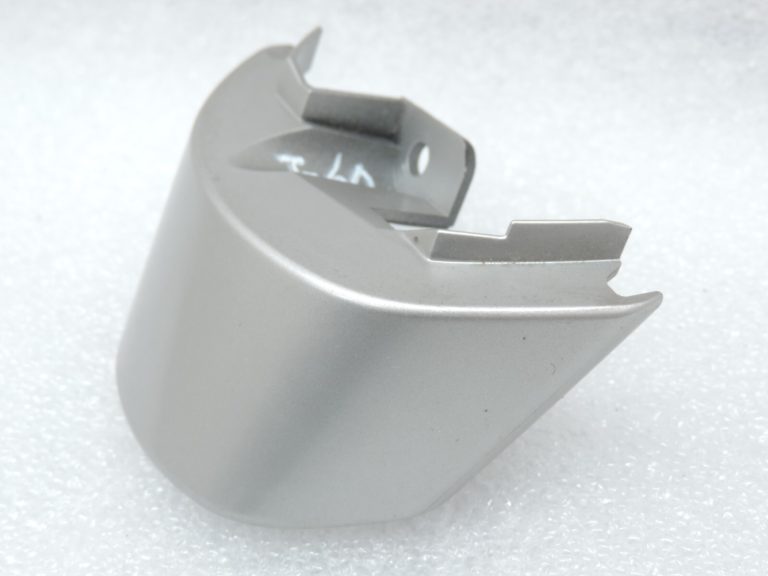 Oriģināls Toyota Yaris P9 stūres rata pārsegs labajā pusē sudraba krāsā 451160D010B0