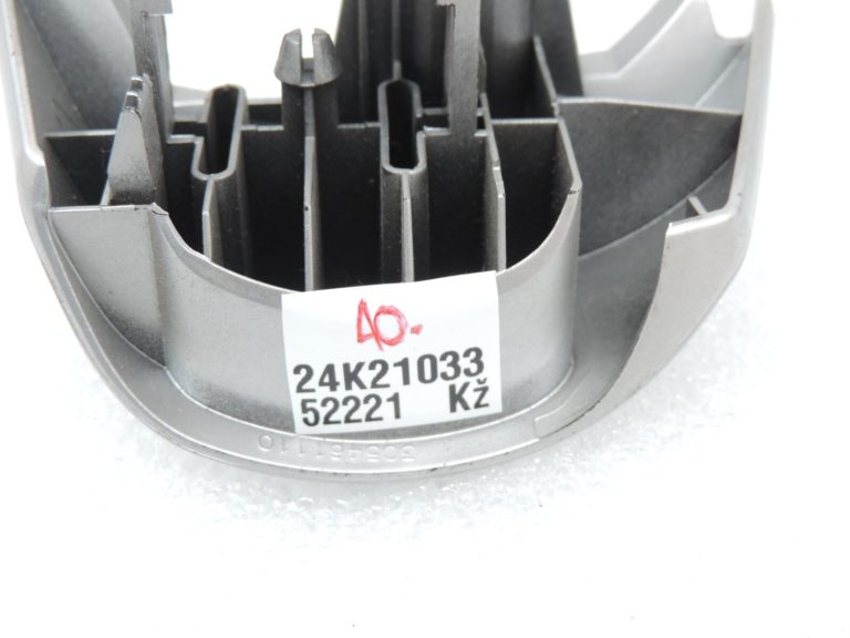 Oriģināls Toyota Yaris P9 stūres rata pārsegs labajā pusē sudraba krāsā 451160D010B0