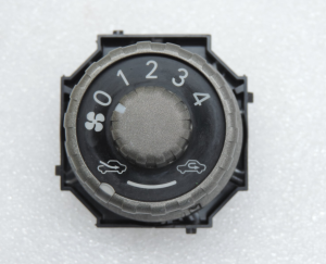 Oriģināls Toyota Yaris P9 gaisa kondicionēšanas un apsildes vadības slēdzis 559020D010 55902-0D010