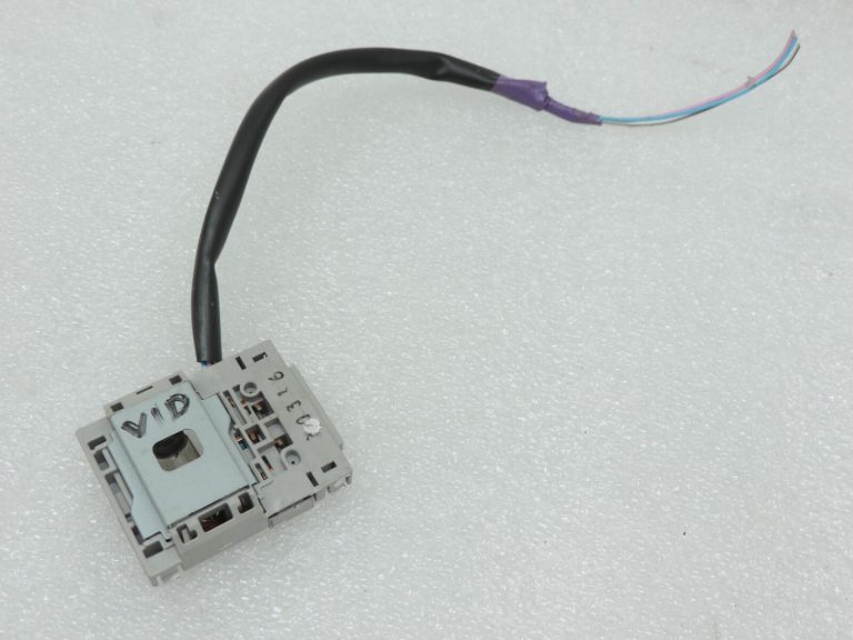 Oriģinālais Toyota Yaris P9 salona apgaismojuma slēdzis centrā 8136668010