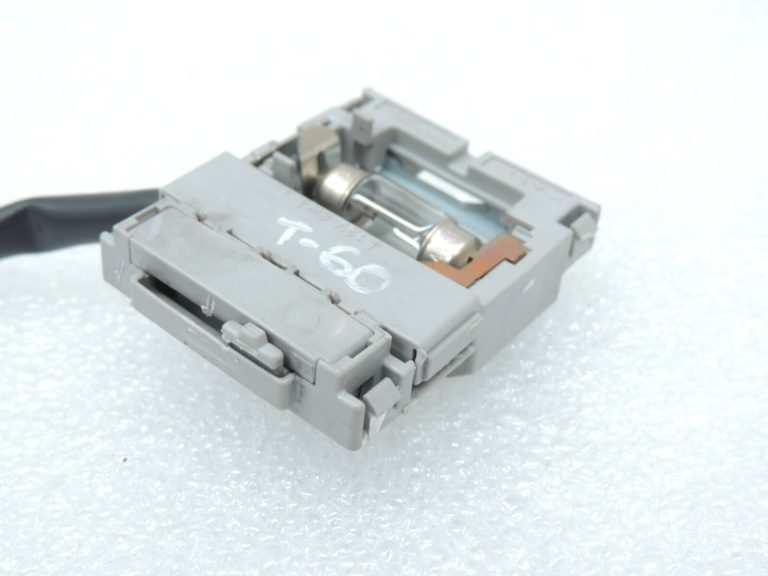 Oriģinālais Toyota Yaris P9 salona apgaismojuma slēdzis centrā 8136668010