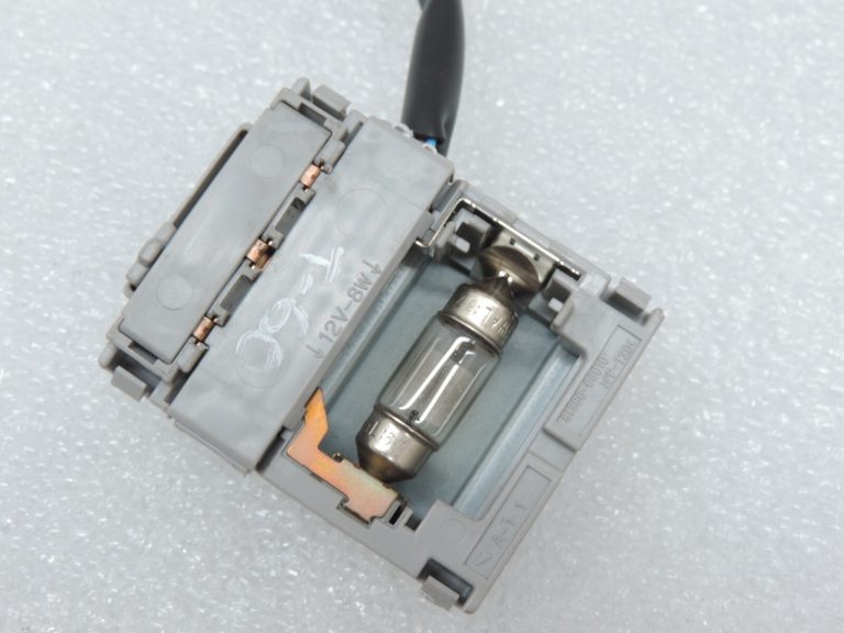 Oriģinālais Toyota Yaris P9 salona apgaismojuma slēdzis centrā 8136668010