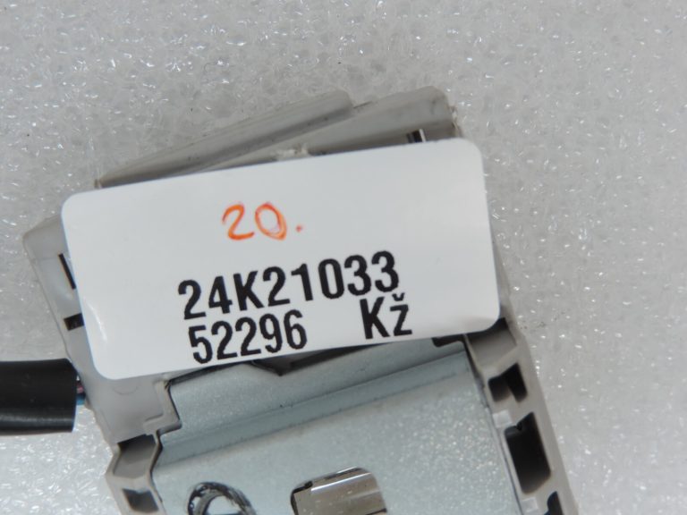 Oriģinālais Toyota Yaris P9 salona apgaismojuma slēdzis centrā 8136668010