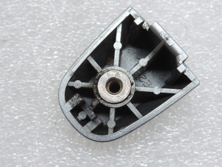 Oriģināls Toyota Yaris P9 aizmugurējais labās/kreisās puses ārdurvju rokturis sudraba krāsā (1F8)