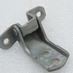 Oriģinālā Toyota Yaris P9 durvju eņģe priekšējā kreisā augšējā sudraba (1F8) 687200D040
