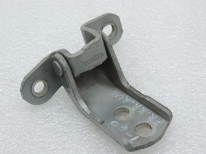 Подлинная петля двери Toyota Yaris P9 передняя левая верхняя серебристая (1F8) 687200D040
