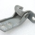 Oriģinālā Toyota Yaris P9 durvju eņģe priekšējā kreisā augšējā sudraba (1F8) 687200D040