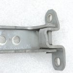 Oriģinālā Toyota Yaris P9 durvju eņģe priekšējā kreisā augšējā sudraba (1F8) 687200D040