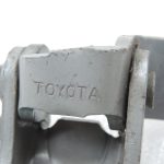 Oriģinālā Toyota Yaris P9 durvju eņģe priekšējā kreisā augšējā sudraba (1F8) 687200D040