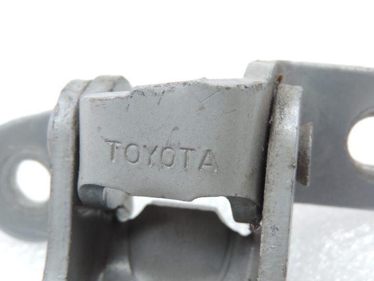 Oriģinālā Toyota Yaris P9 durvju eņģe priekšējā kreisā augšējā sudraba (1F8) 687200D040