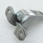 Oriģinālā Toyota Yaris P9 durvju eņģe priekšējā kreisā augšējā sudraba (1F8) 687200D040