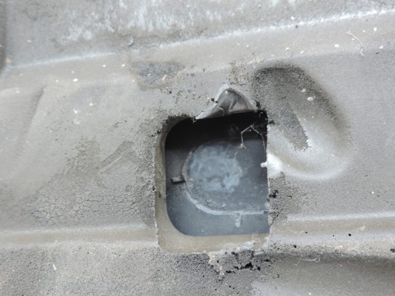 Oriģināls Toyota Auris E15 2.2 D-CAT 2ADFHV motora pārsegs 126110R060