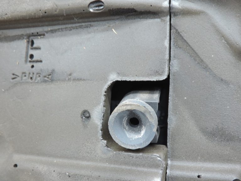Oriģināls Toyota Auris E15 2.2 D-CAT 2ADFHV motora pārsegs 126110R060