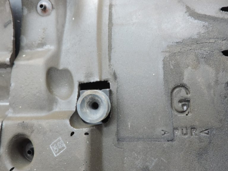 Oriģināls Toyota Auris E15 2.2 D-CAT 2ADFHV motora pārsegs 126110R060