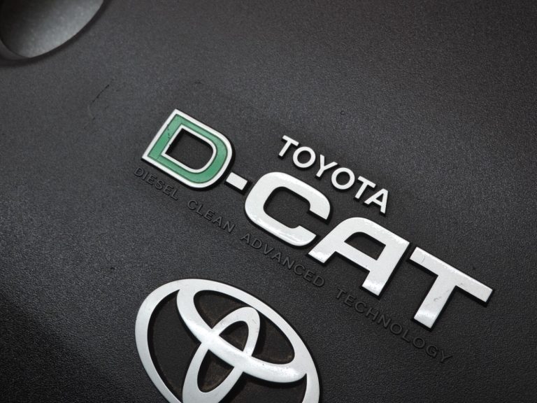 Oriģināls Toyota Auris E15 2.2 D-CAT 2ADFHV motora pārsegs 126110R060