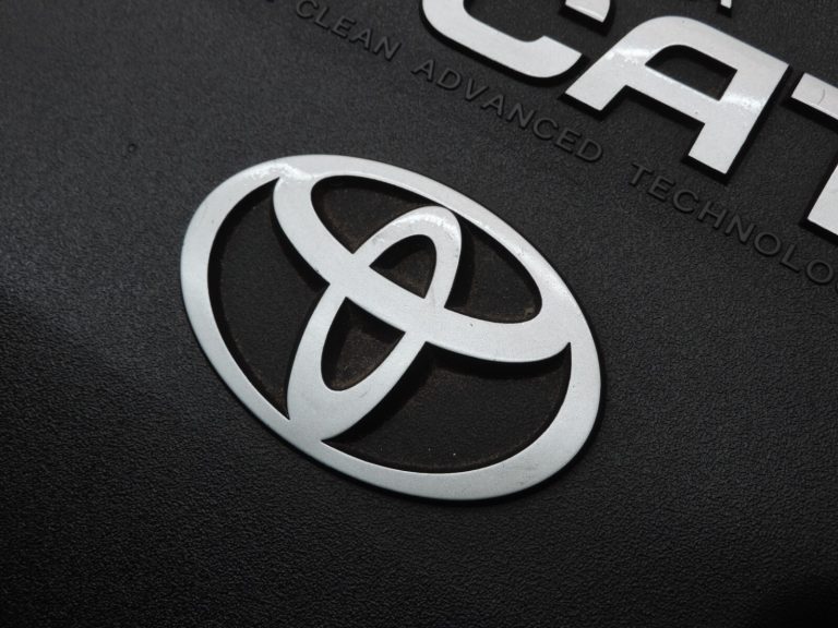 Oriģināls Toyota Auris E15 2.2 D-CAT 2ADFHV motora pārsegs 126110R060