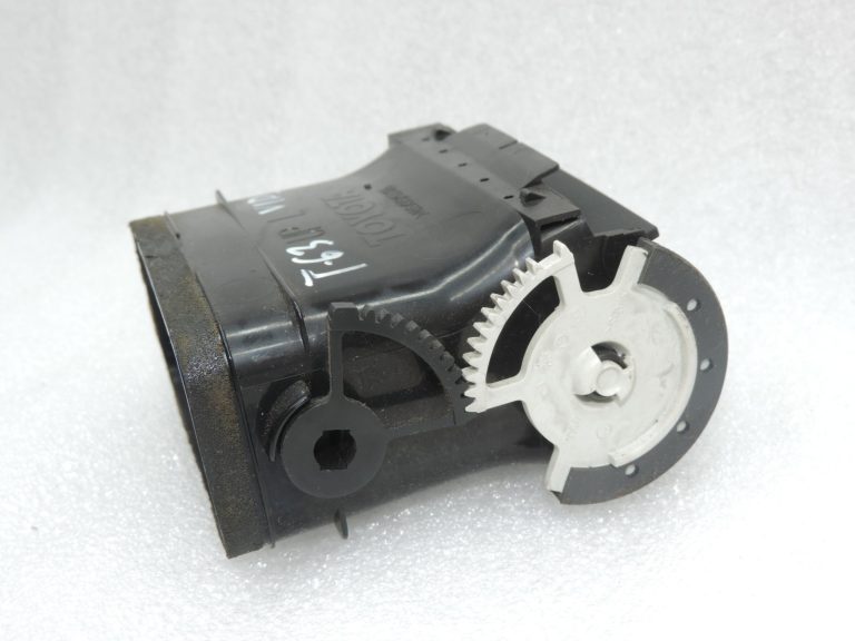 Toyota Avensis T25 Avensis T25 instrumentu paneļa centrālā ventilācijas caurule kreisajā pusē 5506405010