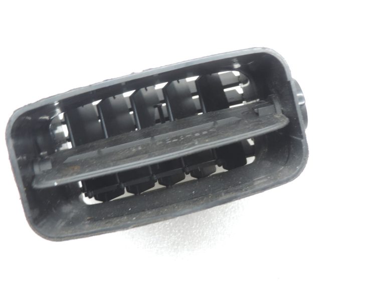 Toyota Avensis T25 Avensis T25 instrumentu paneļa centrālā ventilācijas caurule kreisajā pusē 5506405010