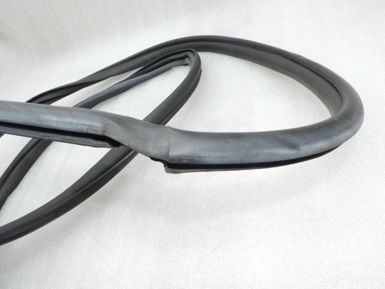 Oriģinālais Toyota RAV4 III (XA30) durvju blīvējums priekšējo kreiso durvju priekšpusē 6786242050