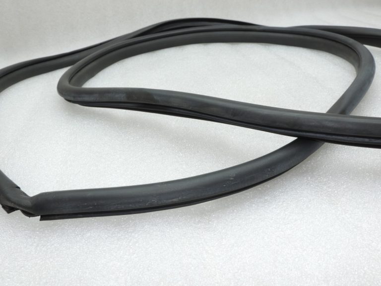 Oriģināls Toyota RAV4 III (XA30) aizmugurējo labās puses durvju blīvējums 6787142040