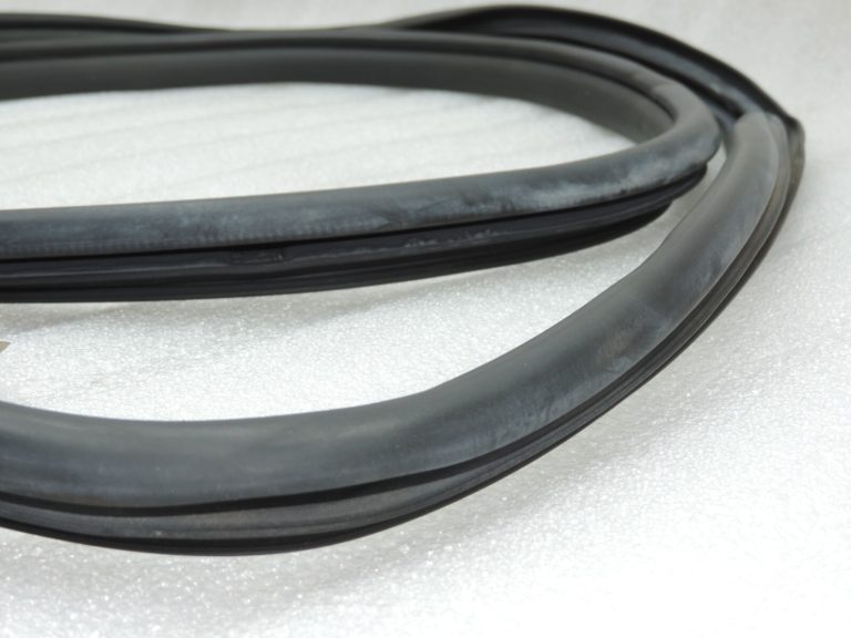 Oriģināls Toyota RAV4 III (XA30) aizmugurējo labās puses durvju blīvējums 6787142040