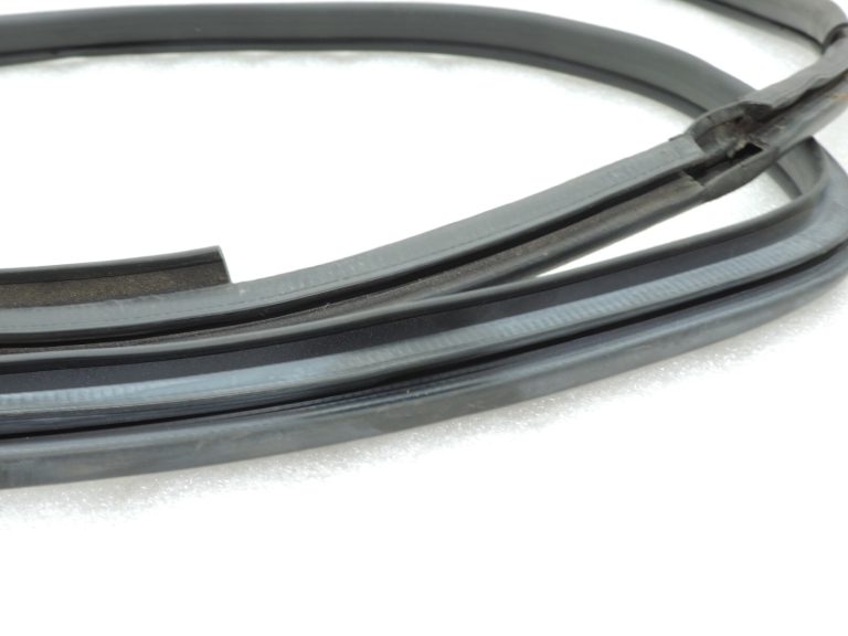 Oriģināls Toyota RAV4 III (XA30) aizmugurējo labās puses durvju blīvējums 6787142040