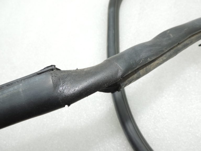 Oriģinālais Toyota RAV4 III (XA30) aizmugurējo kreiso durvju blīvējums 6787242040
