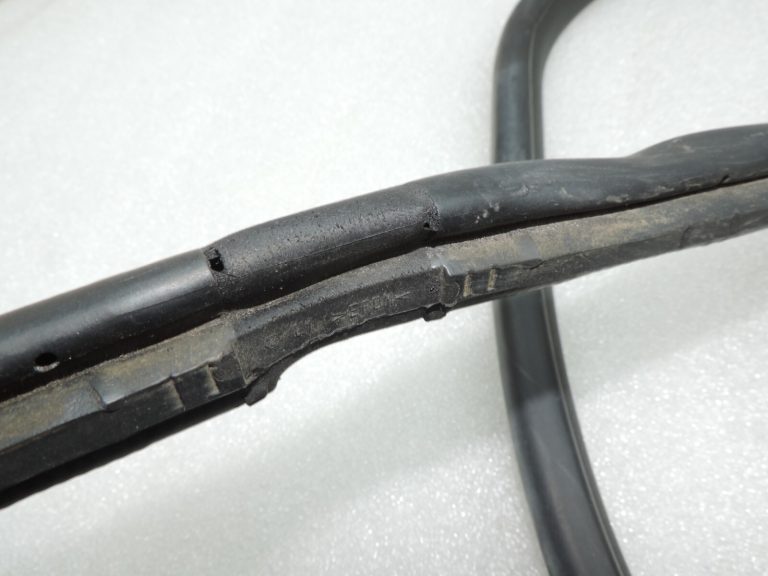 Oriģinālais Toyota RAV4 III (XA30) aizmugurējo kreiso durvju blīvējums 6787242040