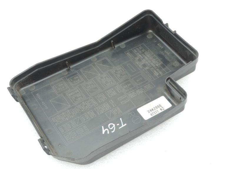 Oriģināls Toyota RAV4 III (XA30) drošinātāju kārbas NO.2 (labajā pusē) vāka vāks