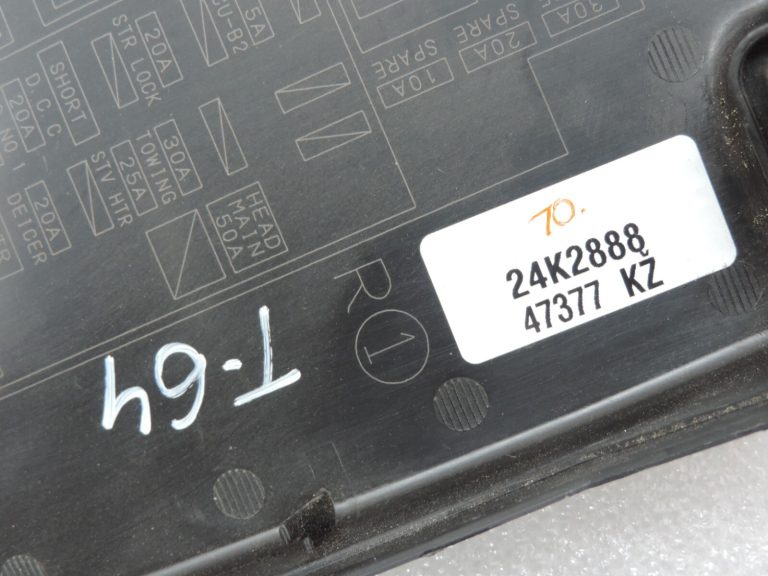 Oriģināls Toyota RAV4 III (XA30) drošinātāju kārbas NO.2 (labajā pusē) vāka vāks