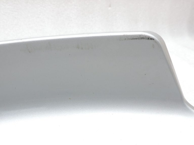 Oriģinālais Toyota RAV4 III (XA30) aizmugurējo durvju vāks apakšējā labajā pusē 1F7 sudraba krāsā