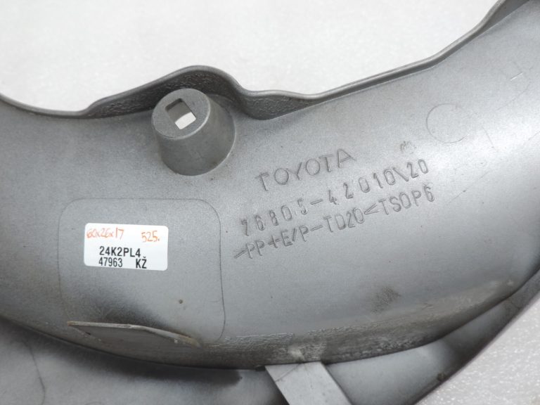 Oriģinālais Toyota RAV4 III (XA30) aizmugurējo durvju vāks apakšējā labajā pusē 1F7 sudraba krāsā