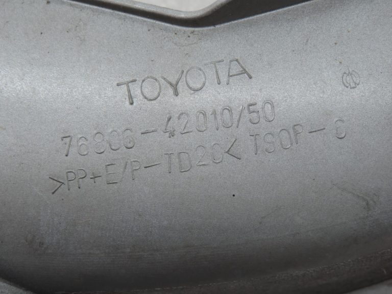 Oriģinālais Toyota RAV4 III (XA30) aizmugurējo durvju apakšējais kreisais vāks 1F7 sudraba krāsā