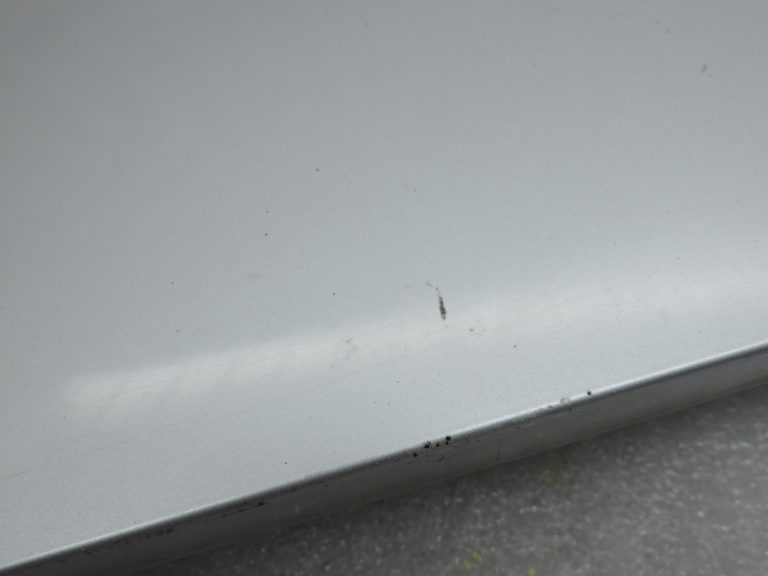 Oriģinālais Toyota RAV4 III (XA30) aizmugurējo durvju apakšējais kreisais vāks 1F7 sudraba krāsā