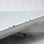 Oriģinālais Toyota RAV4 III (XA30) aizmugurējo durvju apakšējais kreisais vāks 1F7 sudraba krāsā