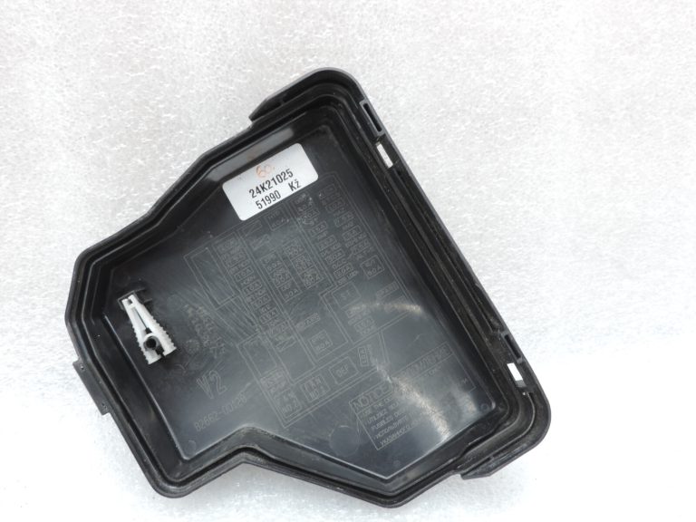 Oriģināls Toyota Yaris P13 drošinātāju kārbas Nr.2 vāciņš 826620D140