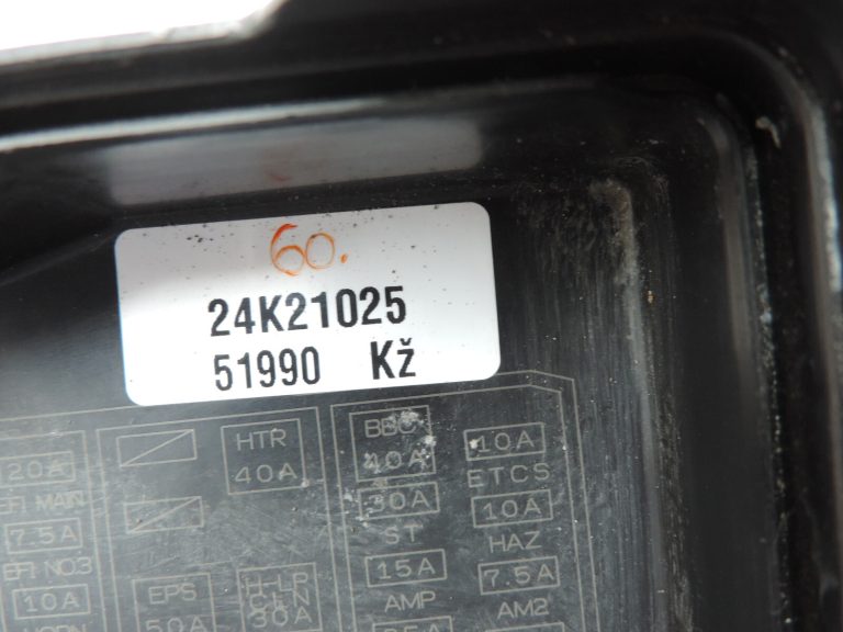 Oriģināls Toyota Yaris P13 drošinātāju kārbas Nr.2 vāciņš 826620D140