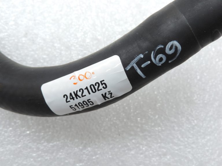 Oriģinālā Toyota Yaris P13 1.3 1NR-FE Ūdens šļūtene Ūdens caurule 872090D200