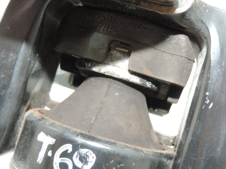 Oriģināls Toyota Yaris P13 1.3 1NR-FE Dzinēja stiprinājums pa labi 123050Y050