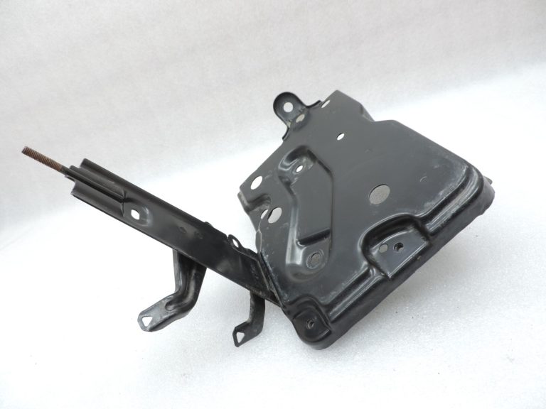 Oriģināls Toyota Yaris P13 akumulatora paliktnis akumulatora korpuss 744100D090 74410-0D090